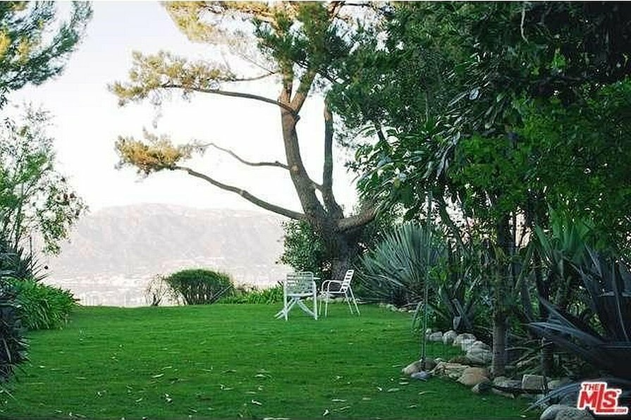 jake gyllenhaal backyard house