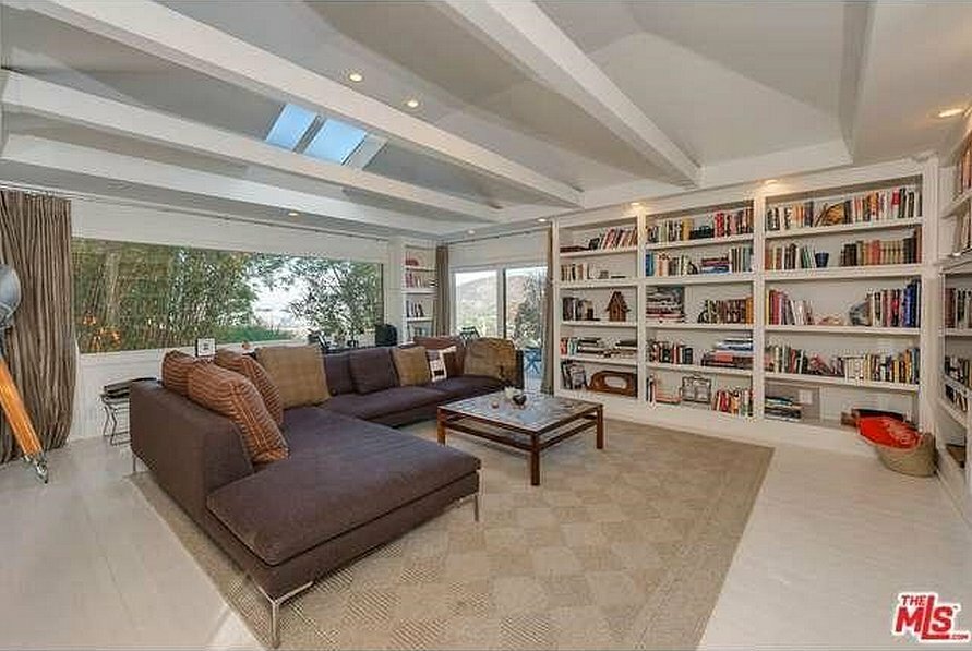 jake gyllenhaal livingroom